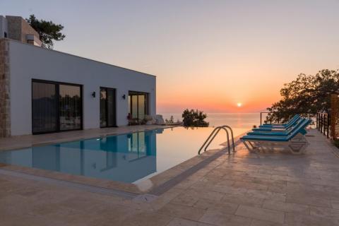 Villa White House