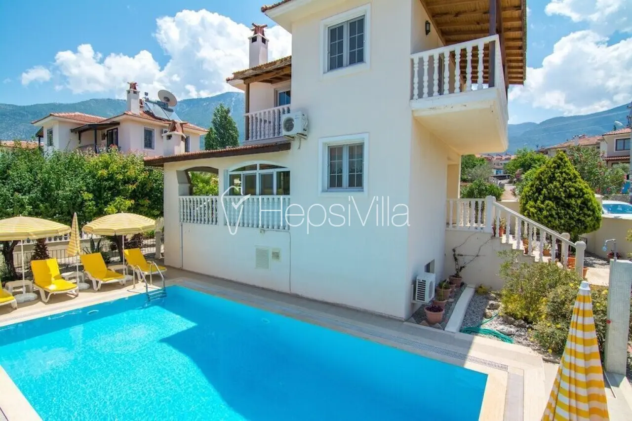 Fethiye’de 4 yatak odalı merkeze yakın özel havuzlu villa - Hepsi Villa